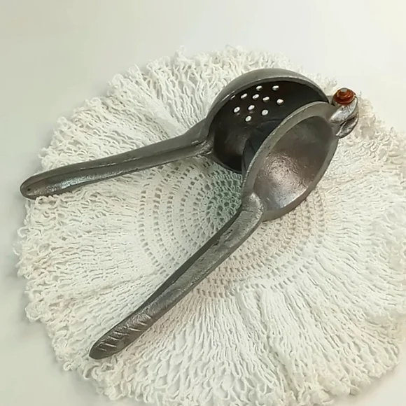 Vintage Die Cast Aluminum Lemon+Lime Hand Juicer/Squeezer/Press - Picture 2 of 10